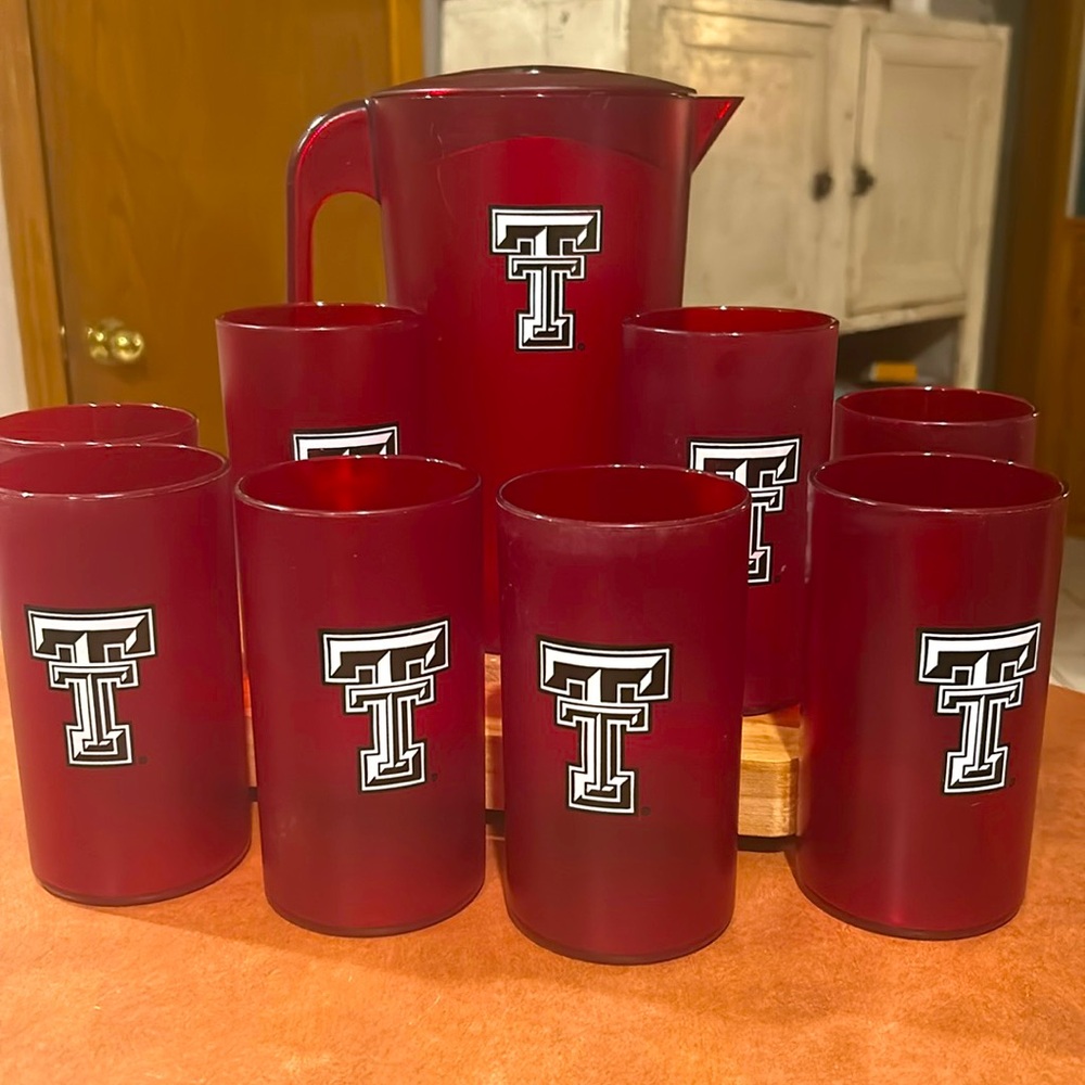 Bentley Tumblers (8) and Pitcher Texas Tech